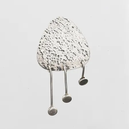 Brosch med hängande stavar, längd: 45,5mm, bredd: 25mm, 925/1000 silver Vikt: 6,5 g