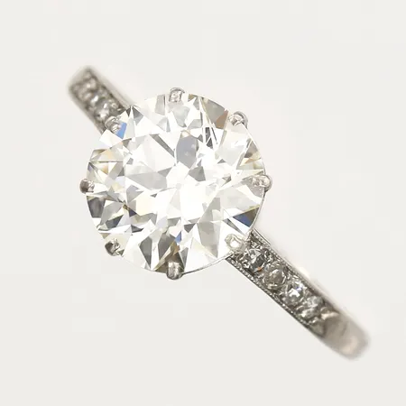 Ring med gammalslipad diamant ca 2,45ct kvalitet ca TW-W(G-H)/VS, med åttkantsslipade sidostenar 8 x ca 0,01ct, stl: 17¼, ostämplad, platina Vikt: 3 g