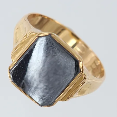 Ring med hematit, stl 21, gravyr, 18K bruttovikt 6,9g Vikt: 6,9 g