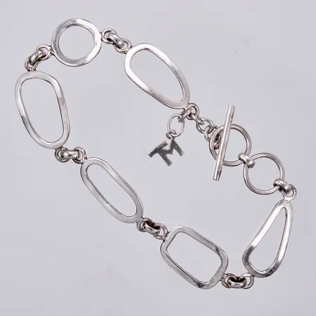 Armband längd ca 19,8cm, bredd ca 2-12mm, med berlock TM, 925/1000 silver Vikt: 10,7 g