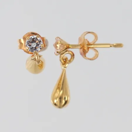 Ett par örhänge med vita stenar, längd 11mm, bredd ca 3-4mmm, 18K Vikt: 0,8 g