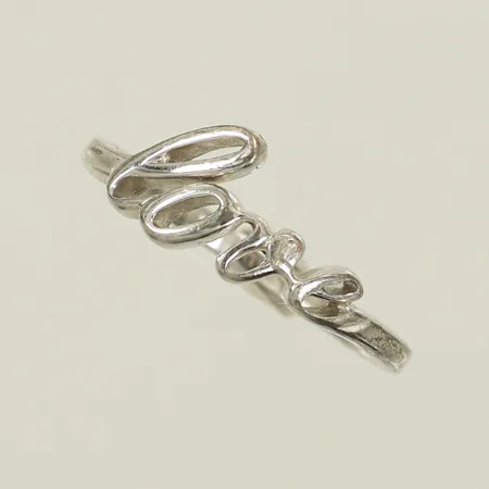 Ring med texten "love" stl 17¾ bredd 2-7,5mm GHA Silver 925/1000 Vikt: 2 g