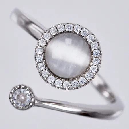 Ring med stenar stl: 17, rörlig del, 925/1000 silver Vikt: 3,3 g