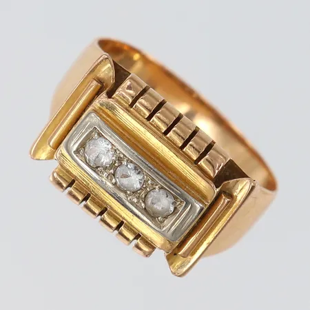 Klackring med vita stenar, stl: 17½, bredd 3,5-11,5mm, bucklig/skev, 18K. Vikt: 4,7 g