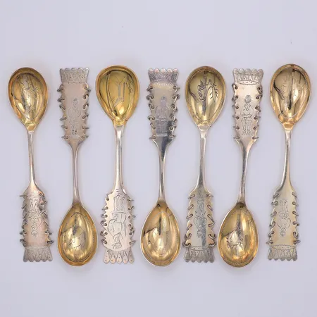 7 kaffeskedar modell same 11cm, 4 har gravyr, 830/1000 silver Vikt: 86,9 g