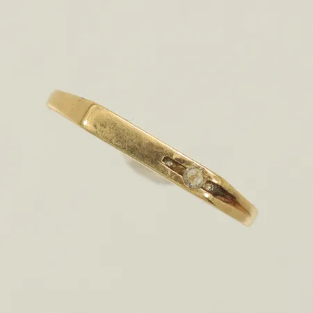 Klackring med vit sten, stl 15¼, bredd 1,2-2,2mm repig, lagad skena 14K  Vikt: 1,2 g