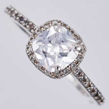 Ring med vita stenar, stl: 17, bucklor,nagg, 925/1000 silver Vikt: 1,6 g