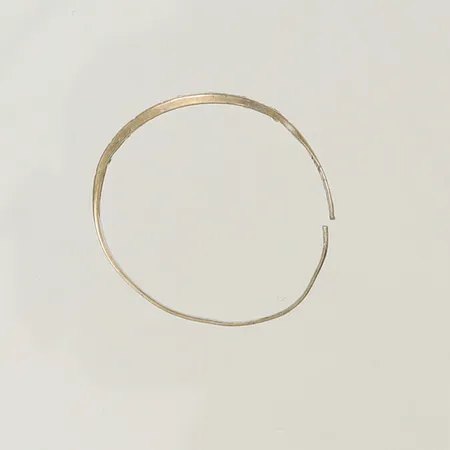 Ring med vita stenar, defekt/av 14K  Vikt: 0,8 g