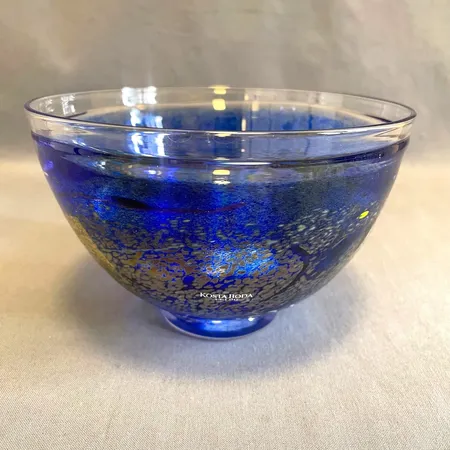 Skål Satellite, Bertil Vallien Kosta Boda, nr 59251 Ø16cm.  Skickas med postpaket.