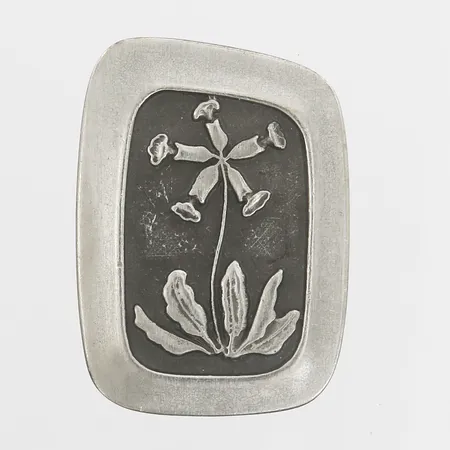 Brosch med dekor i relief, längd: 45mm, bredd: 32mm, Rune Tennesmed AB, tenn