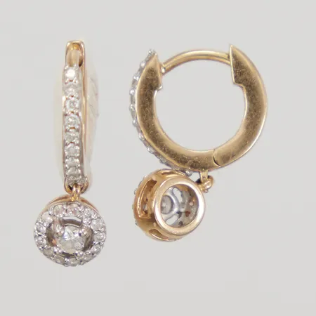 Ett par örhängen med diamanter 2x ca 0,03ct, 46x ca 0,005ct, längd 15mm, GHA, 18K Vikt: 2,3 g