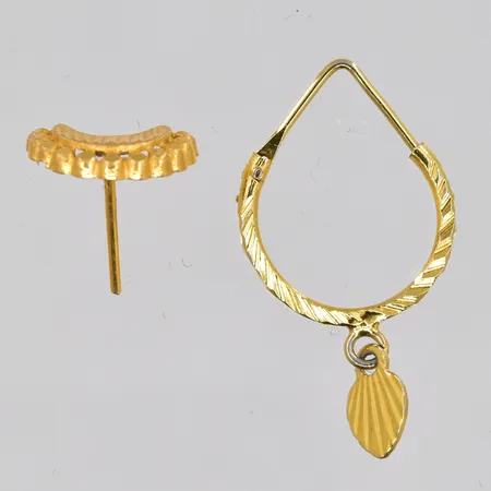 Två udda örhängen, en stopp saknas, 21K Vikt: 0,8 g