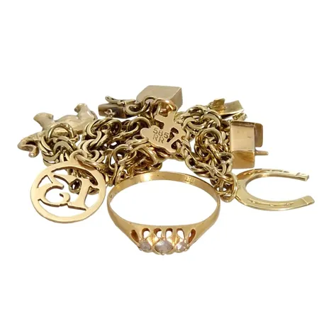 Armband med berlocker, 14K guld, slitage och defekter, vikt 11,9g. Ring, 18K guld, slitage, vikt 1,5g