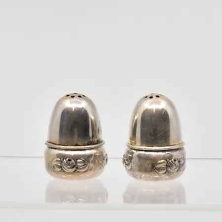 Ett par bordsströare, Ø 28mm, höjd 38mm, 830/1000 silver Vikt: 21,4 g