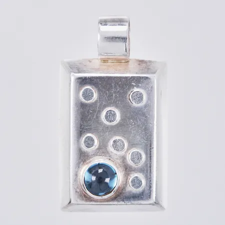 Hänge med sten, längd ca 32mm, bredd ca 19mm, ostämplad silver Vikt: 6,6 g