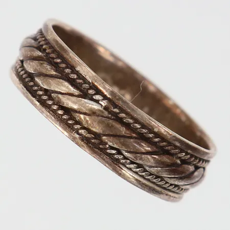 Ring med dekor, stl: 22½, bredd 7,5mm, Silver 925/1000. Vikt: 6,4 g