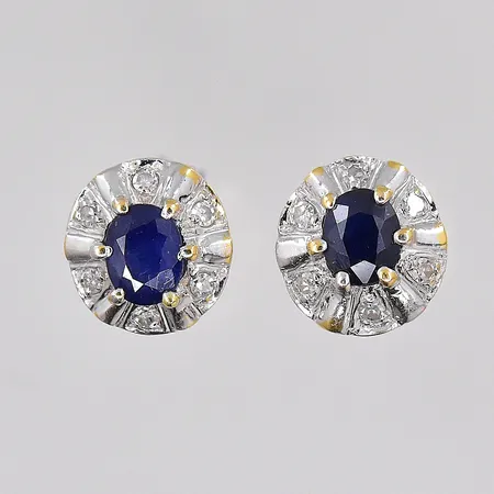 Ett par örhängen med safir samt diamanter 6x 0,005ct/örhänge, stl 7,2x7,5mm, vitguldsdetaljer, 18K Vikt: 1,6 g