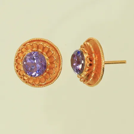 Ett par örhängen med lila sten Ø12,5mm saknar en snurrebuss 21K bruttovikt 3,9g Vikt: 3,9 g
