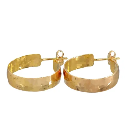 Örhängen, 18K guld, hamrad yta, diameter 21 mm, bredd 5,7 mm, invändig gravyr, ploppar med tillverkarstämpel OPI Vikt: 8,2 g