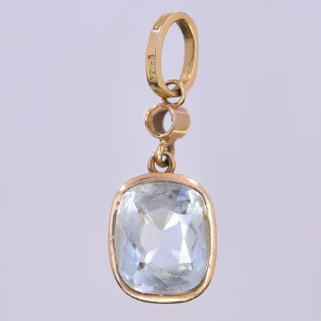 Hänge, längd 24 mm, bredd 8 mm, 18K. Vikt: 1,5 g