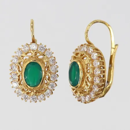 Ett par örhängen med gröna och vita stenar, 22,5x14mm, 18K. Vikt: 8,1 g