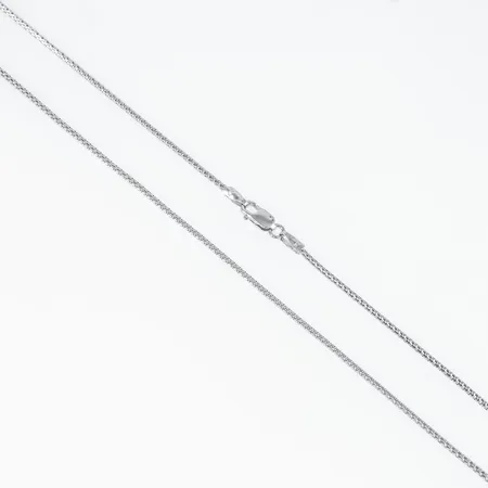 Kedja Popcornlänk i 18K vitguld. Den är 42 cm lång, 1,3 mm bred och väger 2,8g. Karbinhake. 