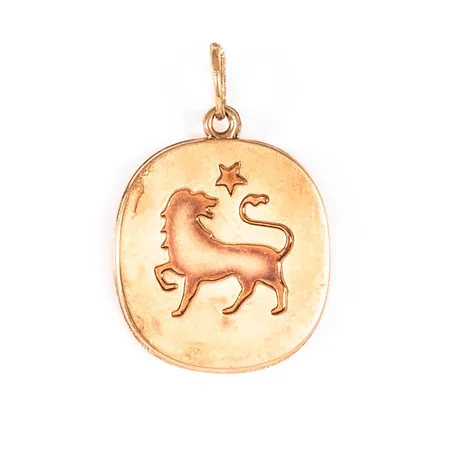 Hänge i 18K guld: Stjärntecknet Lejonet. Det är 15 mm brett, 22,5 mm långt inkl. ögla och väger 1,5g. Svag buckla på baksidan. 