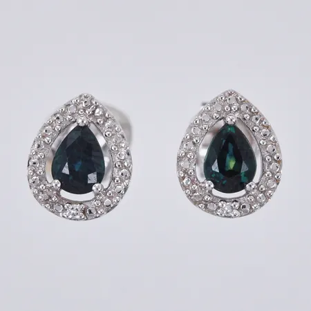 Ett par örhängen med vita & blå stenar, ca 7x6mm, 18K Vikt: 1,2 g