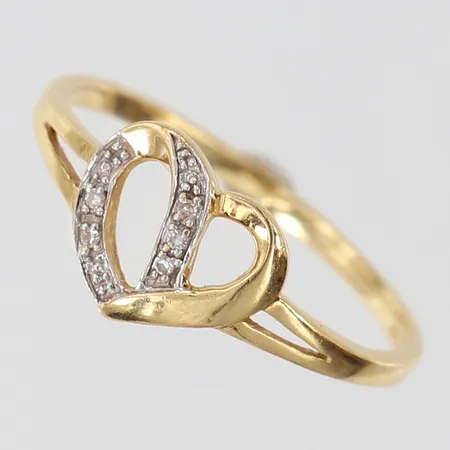 Ring med 8/8-slipade diamanter 5 x ca 0,005ct, stl: 19¼, bredd 1,5-9mm, GHA, 18K.  Vikt: 2,1 g