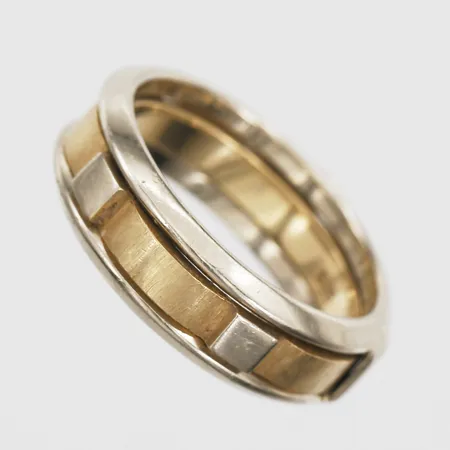 Jacketring, tvådelad & tvåfärgad, stl: 20, bredd: 3mm respektive 7,2mm, 14K guld Vikt: 9,6 g