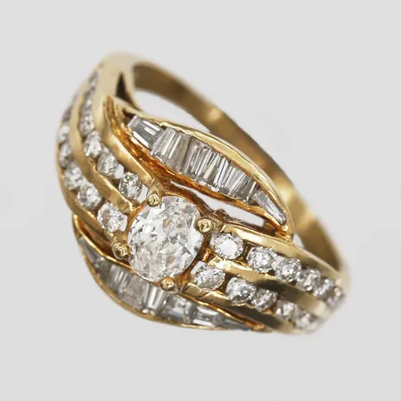 Ring med ovalslipad diamant ca 0,35ct samt olikslipade diamanter, totalt ca 0,60ct, några stenar med nagg, sprickor i skena, sten lös i fattning, 18K guld, vikt: 4,4gr. Intyg från Kaplans. Vikt: 4,5 g