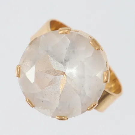 Ring med vit sten, stl: 16, bredd 5-15mm, 18K. Vikt: 4,8 g