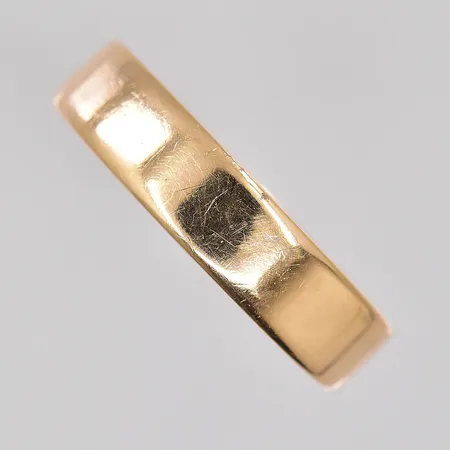 Ring, stl 23½, bredd 6mm, gravyr, 18K Vikt: 9,1 g