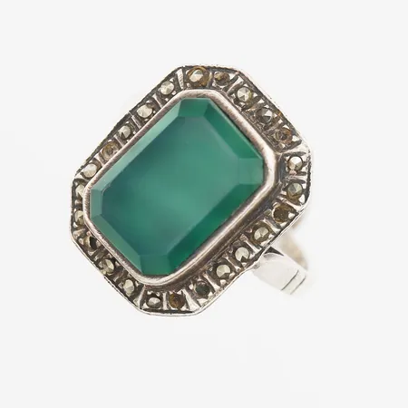 Ring med grön sten och markasiter, stl: 17, bredd: 3,5-18mm, saknar sju markasiter, 925/1000 silver Vikt: 5,2 g