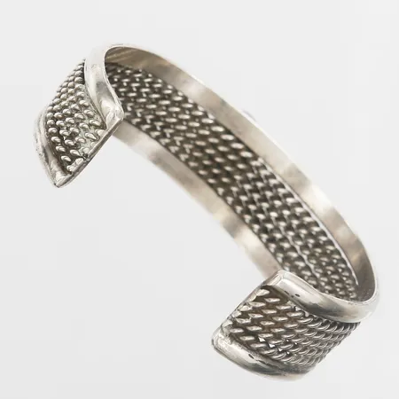 Armband med flätad dekor, innermått 55mm, bredd 18mm, ostämplat, silver Vikt: 33 g