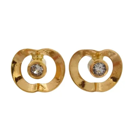 Örhängen, 18K guld, storlek 5,5 x 7 mm, vita stenar, ploppar saknas Vikt: 0,5 g