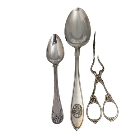 Silverbestick, 3 delar, bl.a. defekt kaktång, gravyr förekommer Vikt: 97,6 g