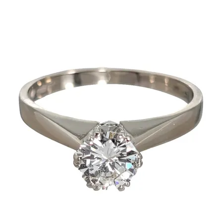 Diamantring, 18K vitguld, Diamant, briljantslipad,  0,76ct - stämplat på skenans insida, cirka Top Wesselton (G) / VS, Örns Juvelatelje, Göteborg, svensk kontrollstämpel, Ø18,0 mm, bredd 2 - 6,3 mm, fint skick, borttag av gravyr ingår Vikt: 4,1 g