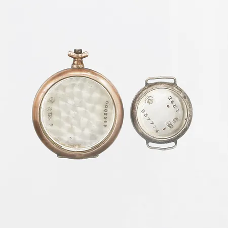 2 Fickursboetter, olika diametrar, defekta, 900/1000 silver Vikt: 21,5 g