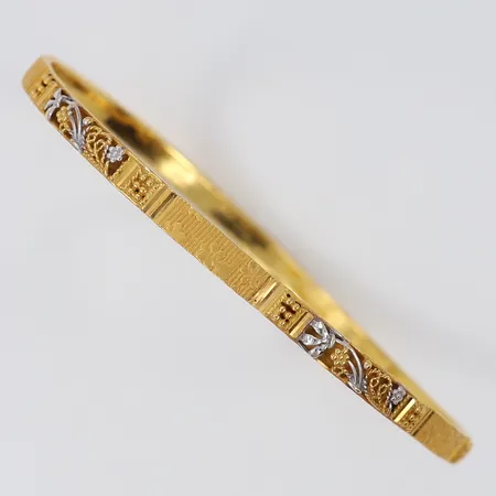 Armring med dekor, Ø62mm, bredd 4mm, bucklig, 21K.  Vikt: 10,1 g