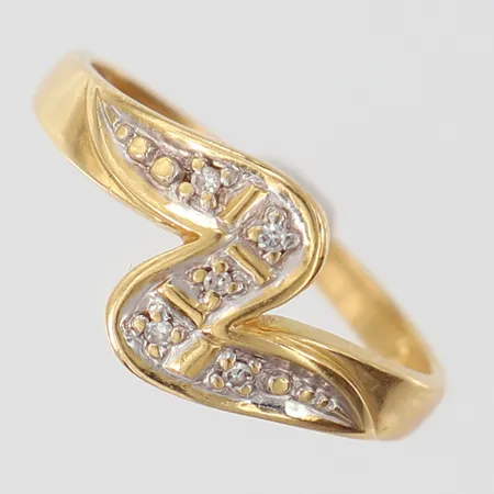 Ring med 8/8-slipade diamanter ca 5 x 0,005ct, stl: 15¾, bredd 1,8-6mm, 18K.  Vikt: 1,7 g