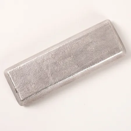 Silvertacka från Trustorhärvan, utgavs i samband med Jonathan Guinnes/Lord Moyne förvärv av bolaget samt försäljningen av stålföretaget Kanthal till Sandvik 1997. Tackorna delades ut till de anställda. Proveniens ekonomichef Christer Lundqvist, visitkort och proveniensbrev medföljer. Boliden silver, numrerad 9388, längd 13,7cm, 999,5/1000 silver. Vikt: 1000 g