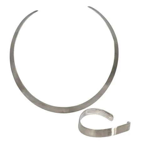 SET - Halsring & Armring, Guldfynd, silver 925/1000, inre mått 40,5 resp. 17,5 cm, bredd 8-10 mm resp. 8 mm, fint skick  Vikt: 43,2 g