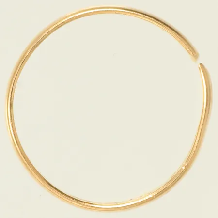 Ring slät stl ca18½, bredd 3,5mm gravyr klippt/defekt skena 18K  Vikt: 2,6 g