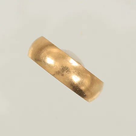 Ring slät stl 17½  bredd 6mm gravyr repig 18K  Vikt: 6,5 g