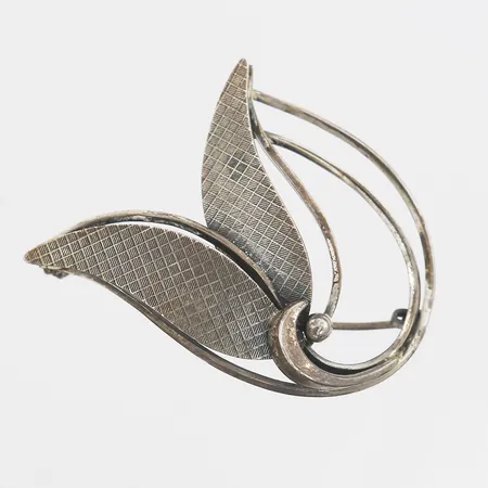 Brosch, ca 37x45mm, slitage, bucklig nål, 835/1000 silver. Vikt: 5 g