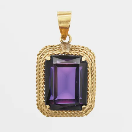  Hänge med syntetisk sten, ca 25x20mm, sten med mindre slitage, 18K guld, bruttovikt 11,2g Vikt: 0 g