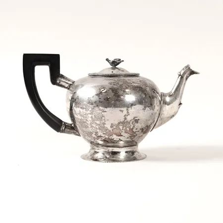 Tekanna med lock, handtag i trä, Moskva, Ryska Kejsardömet, 1800-tal, otydliga stämplar, svärtat trähandtag, höjd 11cm, slitage, silver Vikt: 457,4 g