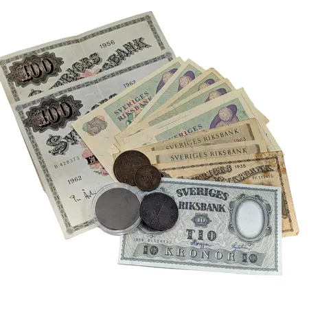 Sedlar Sverige + äldre kopparmynt, sedlar totalt 260 Kronor, bl.a. 100 kronor 1956 & 1962, kopparmynt bl.a. Fredrik I, 2 Öre S.M. 1748 (förvaras i myntkapsel), varierat skick 