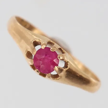 Ring med rosa sten, stl: 17, bredd 1-5,5mm, 18K.  Vikt: 1,4 g